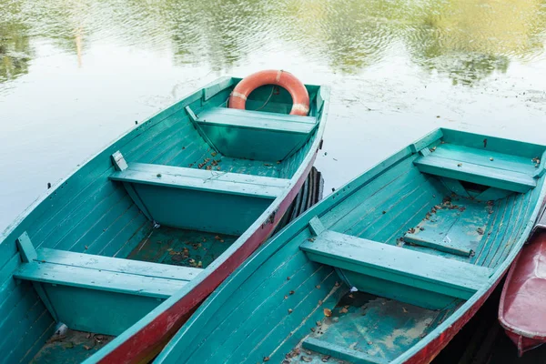 Παλιά βάρκα με κουπί κοντά στον ποταμό ή την όμορφη λίμνη. Ήρεμη ηλιοβασίλεμα στη φύση. Αλιευτικό σκάφος — Φωτογραφία Αρχείου