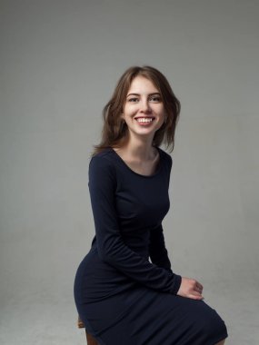 Gri bir arka plan siyah güzel esmer