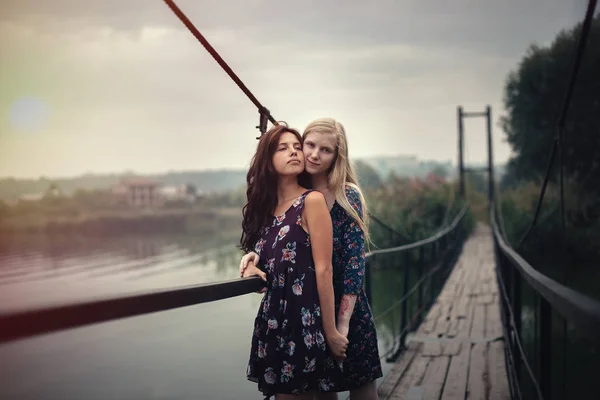 Lesbianas pareja juntos al aire libre concepto — Foto de Stock