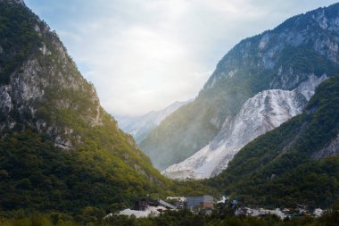 dağlar arasında kırsal alanda endüstriyel kompleks