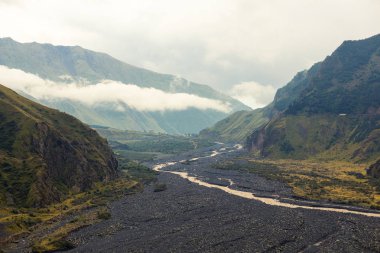 Dağ nehir siyah taş sahil arasında. Gürcistan