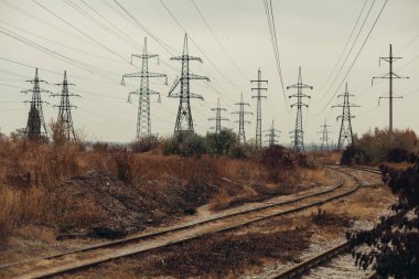 Endüstriyel sisli manzara - sanayi bölgesi sonbahar ormandaki terk edilmiş