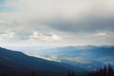 Carpatian dağlarında güzel bulutlu gökyüzü
