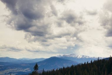 Carpatian dağlarında güzel bulutlu gökyüzü