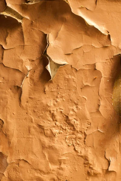 Pared agrietada con viejas capas de pintura en casa abandonada — Foto de Stock