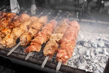 Metal şiş üzerinde yemek ızgara kebap. Barbeküde pişmiş kavrulmuş et. Barbekü sığır eti taze et chop dilimleri. Geleneksel Doğu çanak, şiş kebap.