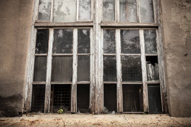 kırık pencere bölmesi ile bir pencere. kırık cam.