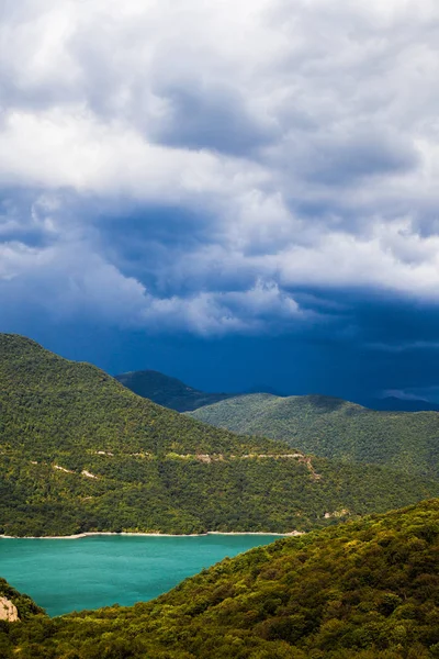 Gürcistan'daki görkemli dağ gölü.