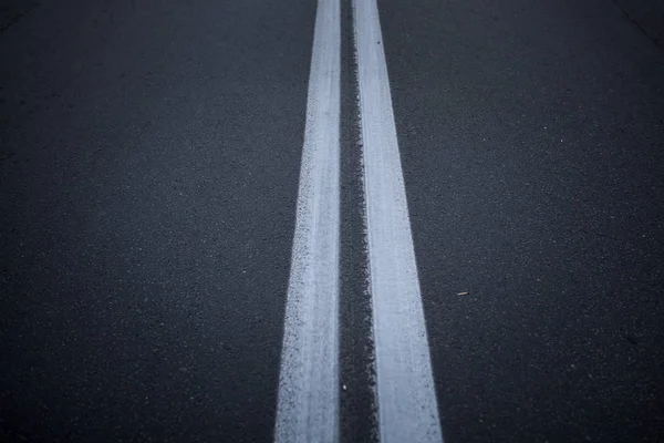 沥青路面标线白色条纹。两个实线 — 图库照片