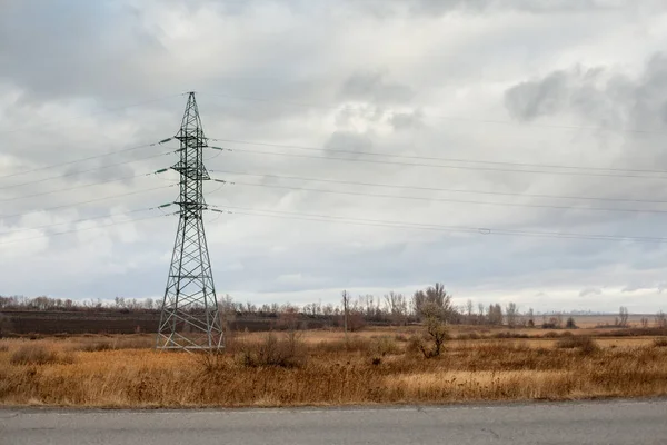 Heat haze rises as powerlines blur into the distance — Stock Photo, Image