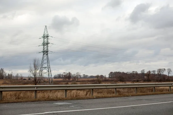 Heat haze rises as powerlines blur into the distance — Stock Photo, Image