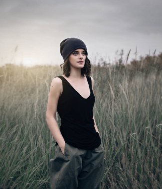 Bir alan sonbahar hayatta romantik kız portresi