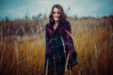 Kız parkta yürüyüş. Ekose giyen kız. Ormanda güzel kadın.