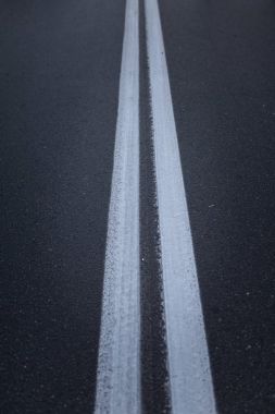 Satırları beyaz çizgili işaretleme ile asfalt yol. İki katı çizgi