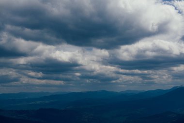 Carpatian dağlarında güzel bulutlu gökyüzü
