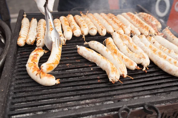 Churrasco com salsichas de fogo na grelha — Fotografia de Stock