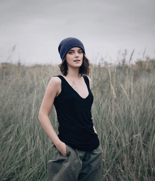 El retrato de la chica romántica en el campo la vida otoñal — Foto de Stock