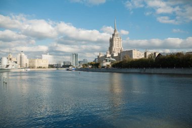 Moskova Nehri hotel Radisson görünümü ve nehir gemisi