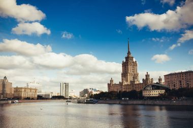 Moskova Nehri hotel Radisson görünümü ve nehir gemisi
