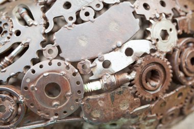 Kullanılmış yedek parçalardan el işi metal sanat eserleri