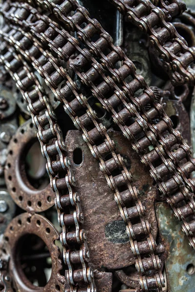 Konsthantverk av metall från begagnade reservdelar — Stockfoto