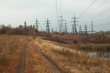 Ağaçlar ve göl dolu güzel bölgede kömür Santrali,
