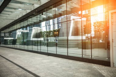 cam windows duvar ve güneş ışığı ile modern şehir sokak patika