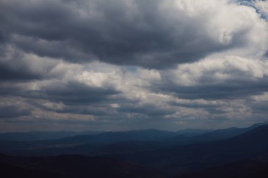 Carpatian dağlarında güzel bulutlu gökyüzü