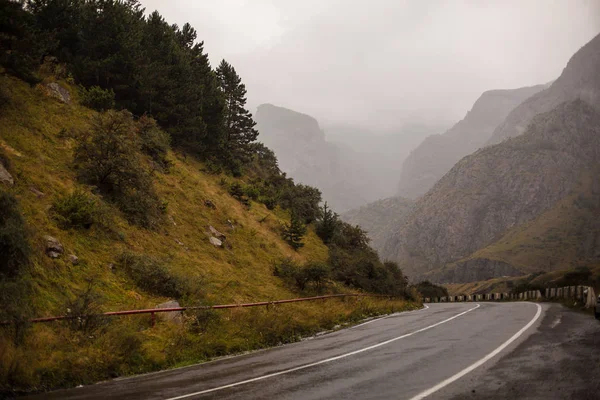 Paisaje vial cinematográfico. Camino a través de las montañas — Foto de Stock