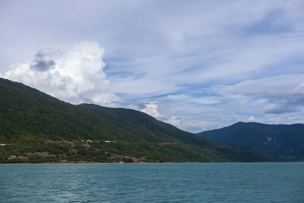 Majestisk fjellsjø i Georgia . – stockfoto