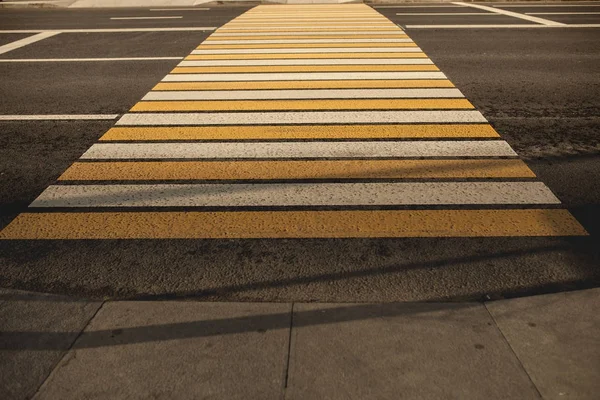 Novo bacground pedestre branco e amarelo na cidade — Fotografia de Stock