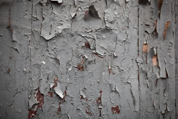 开裂的墙，剥掉旧的内墙漆白色. — 图库照片