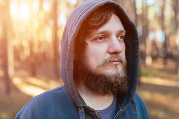 Portret hipster turystycznych człowieka z brodą i turystycznych w lesie — Zdjęcie stockowe
