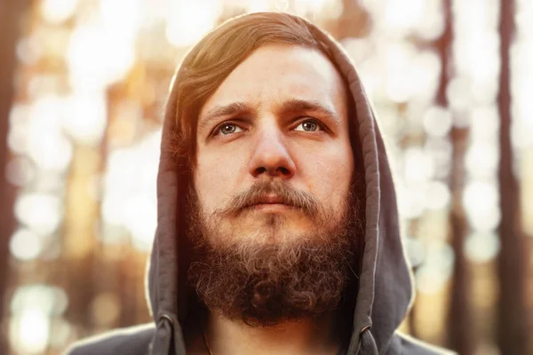 Portret hipster turystycznych człowieka z brodą i turystycznych w lesie — Zdjęcie stockowe