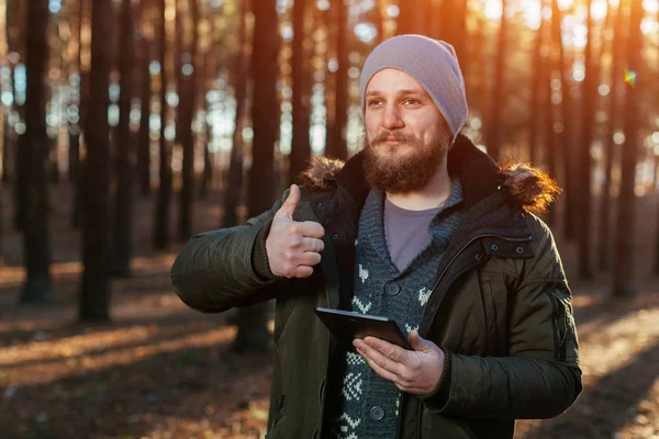 Portrait of a bearded hipster tourist man in the woods forest — Stock Photo, Image