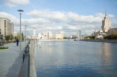 Moskova Nehri hotel Radisson görünümü ve nehir gemisi