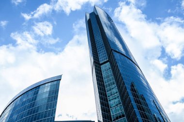 Arka plan bulut gökyüzü ile mimari detay mavi camlar