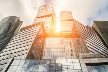 Arka plan bulut gökyüzü ile mimari detay mavi camlar