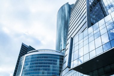 Arka plan bulut gökyüzü ile mimari detay mavi camlar