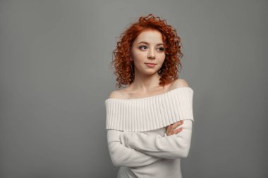 Studio sevimli genç redhead gri adam kıvırcık saçlı kız
