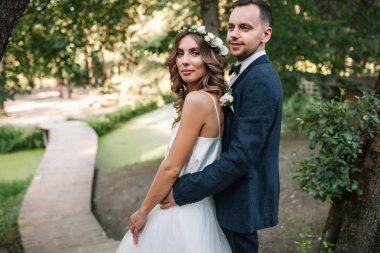 onun kız açık havada, gelin ve g sarılma elbiseli bir adam