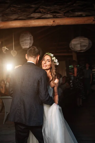 A primeira dança de casamento dos recém-casados — Fotografia de Stock