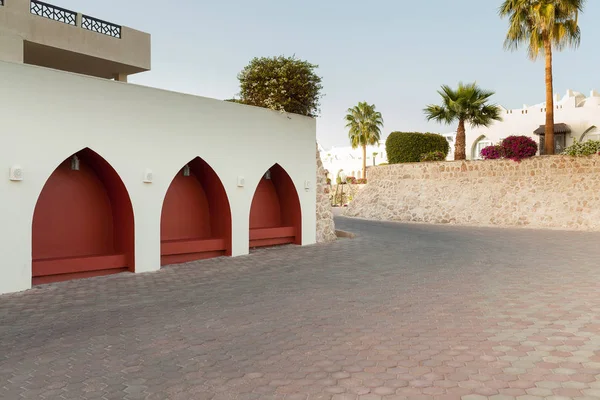 Тропічний розкішний курорт hotel Арабські архітектури з palm — стокове фото