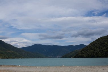 Gürcistan'daki görkemli dağ gölü.