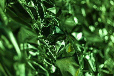 Tam kare buruşuk yeşil alüminyum folyo bir parça almak