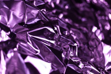 Tam kare buruşuk kırmızı alüminyum folyo bir parça almak