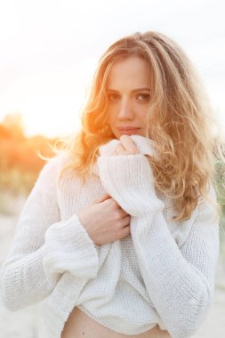 Beyaz kazak giyen güzel genç kadın portresi