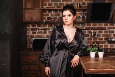 Onu mutfakta güzel kadın