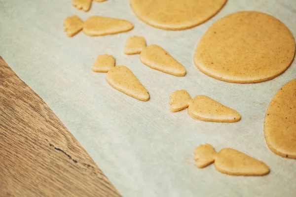 Nahaufnahme weiblicher Hände, die zu Hause Plätzchen aus frischem Teig backen — Stockfoto