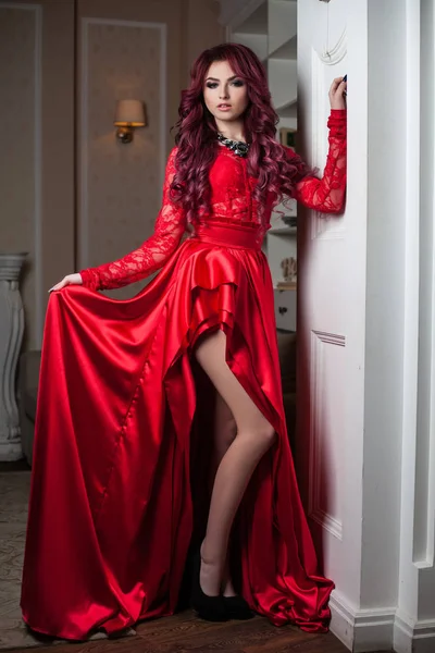 Menina ruiva em um vestido vermelho no interior — Fotografia de Stock